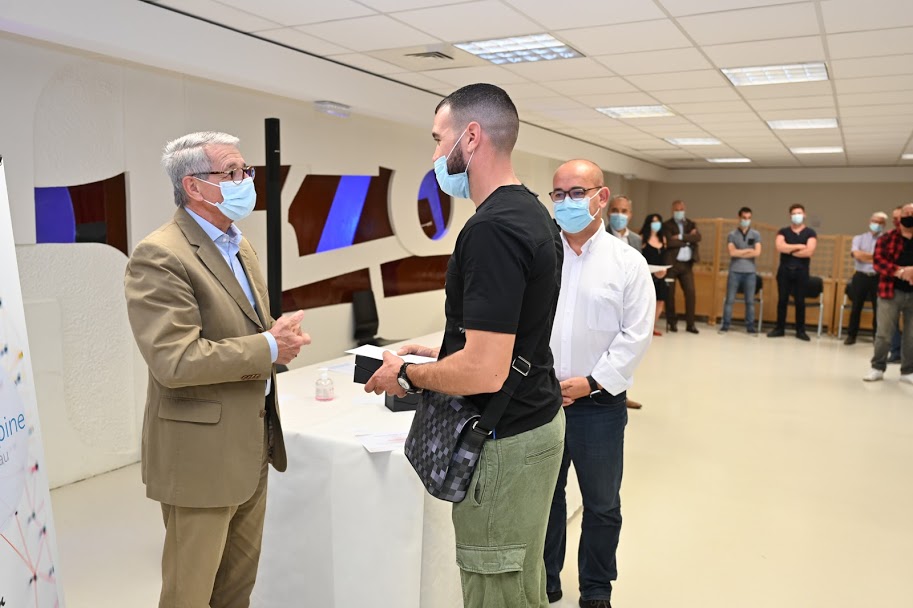 Le président de la CSEEE Bernard Colombat tend son diplôme à un jeune apprenti major de sa promo au CFA Delépine.