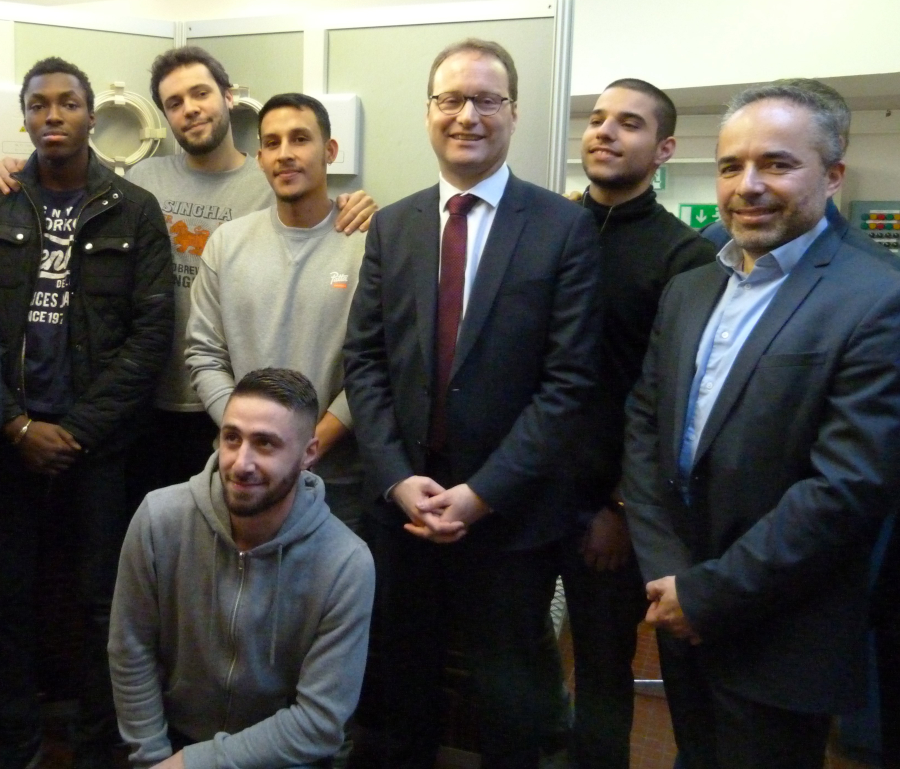 Le député Maillard pose avec Xavier Rosa président de la CSEEE et les apprentis, plateau technique du CFA Delépine.