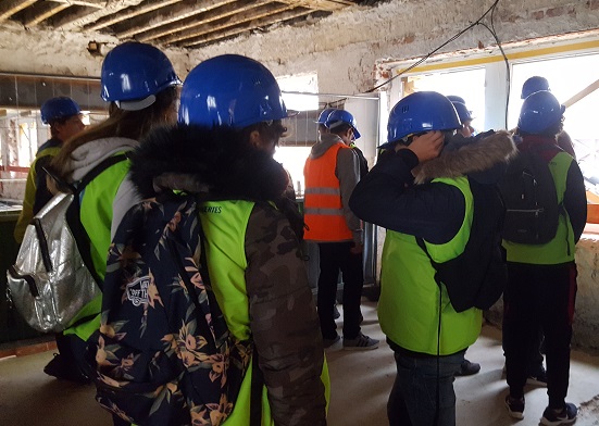 Collégiens avec casque sur le chantier Trudaine des Coulisses du Bâtiment 2019