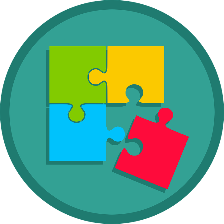 Trois pièces de puzzle de couleur sont liées, une quatrième s'en approche, en bas à gauche.