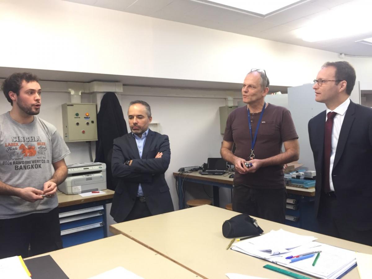 Echange entre un jeune apprenti, son formateur et le député Sylvain Maillard, plateau technique du CFA Delépine.