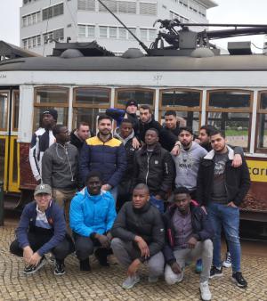 Les jeunes de BP Electricien posent dans les rues de Lisbonne devant un tramway desaffecté.