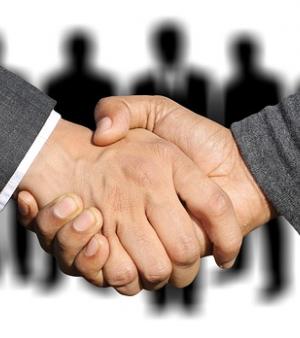 Poignée de main pour signature d'un contrat reforme d'apprentissage