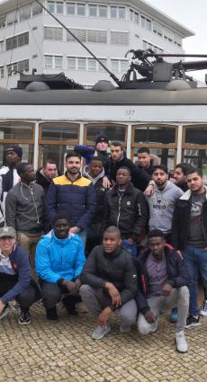 Les jeunes de BP Electricien posent dans les rues de Lisbonne devant un tramway desaffecté.