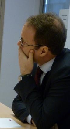 Le député Sylvain Maillard attentif et à l'écoute, lors de la table ronde apprentissage au CFA Delépine.